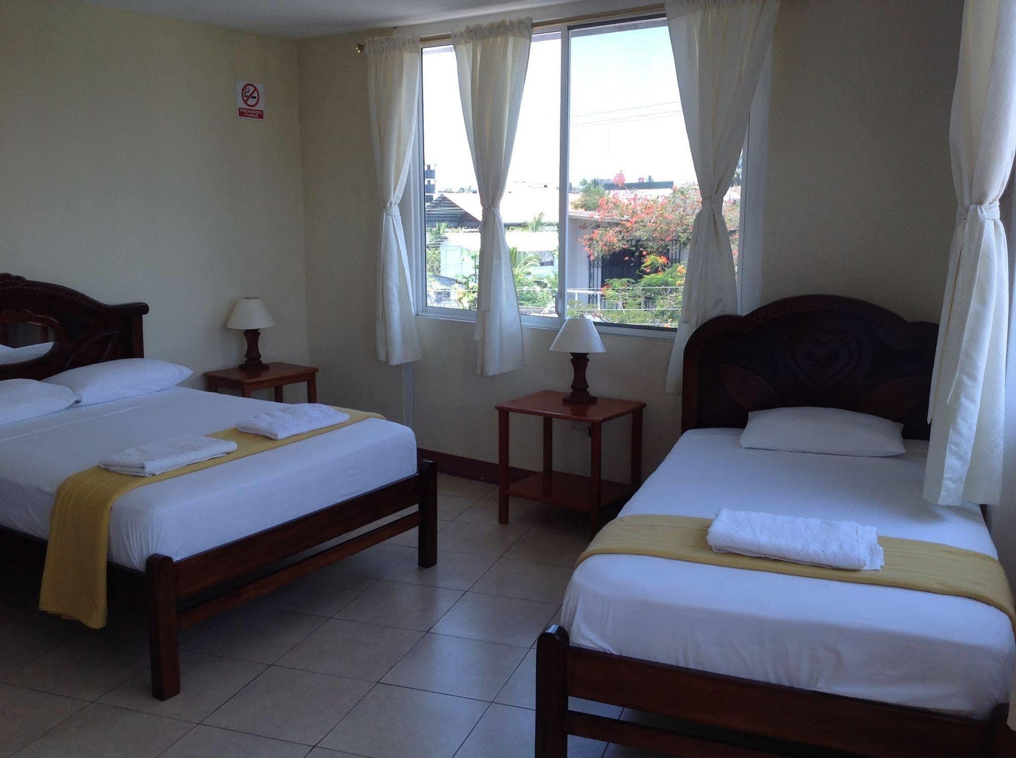 Gloria - Galapagos Inn Puerto Ayora  Zewnętrze zdjęcie