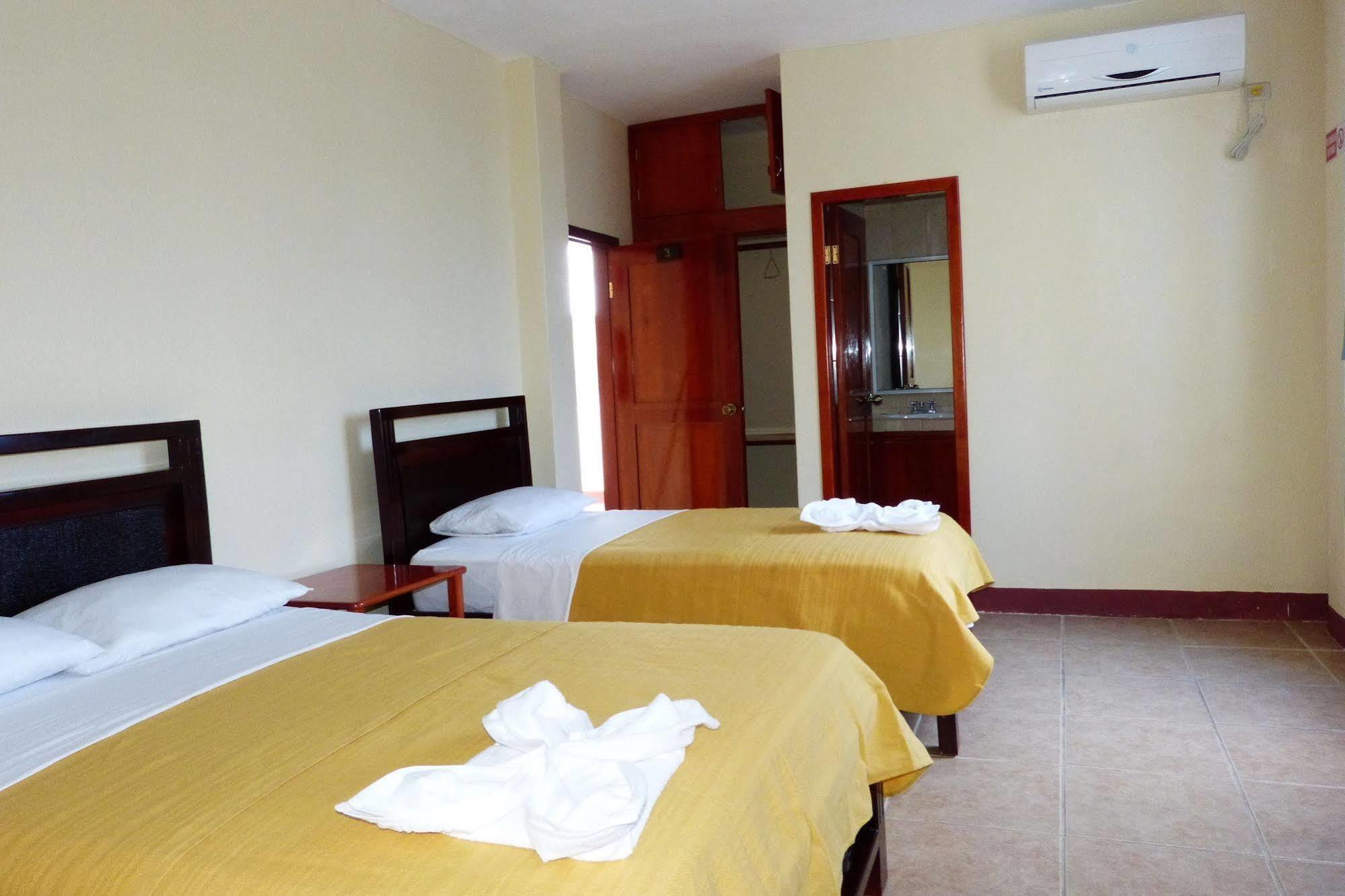 Gloria - Galapagos Inn Puerto Ayora  Zewnętrze zdjęcie