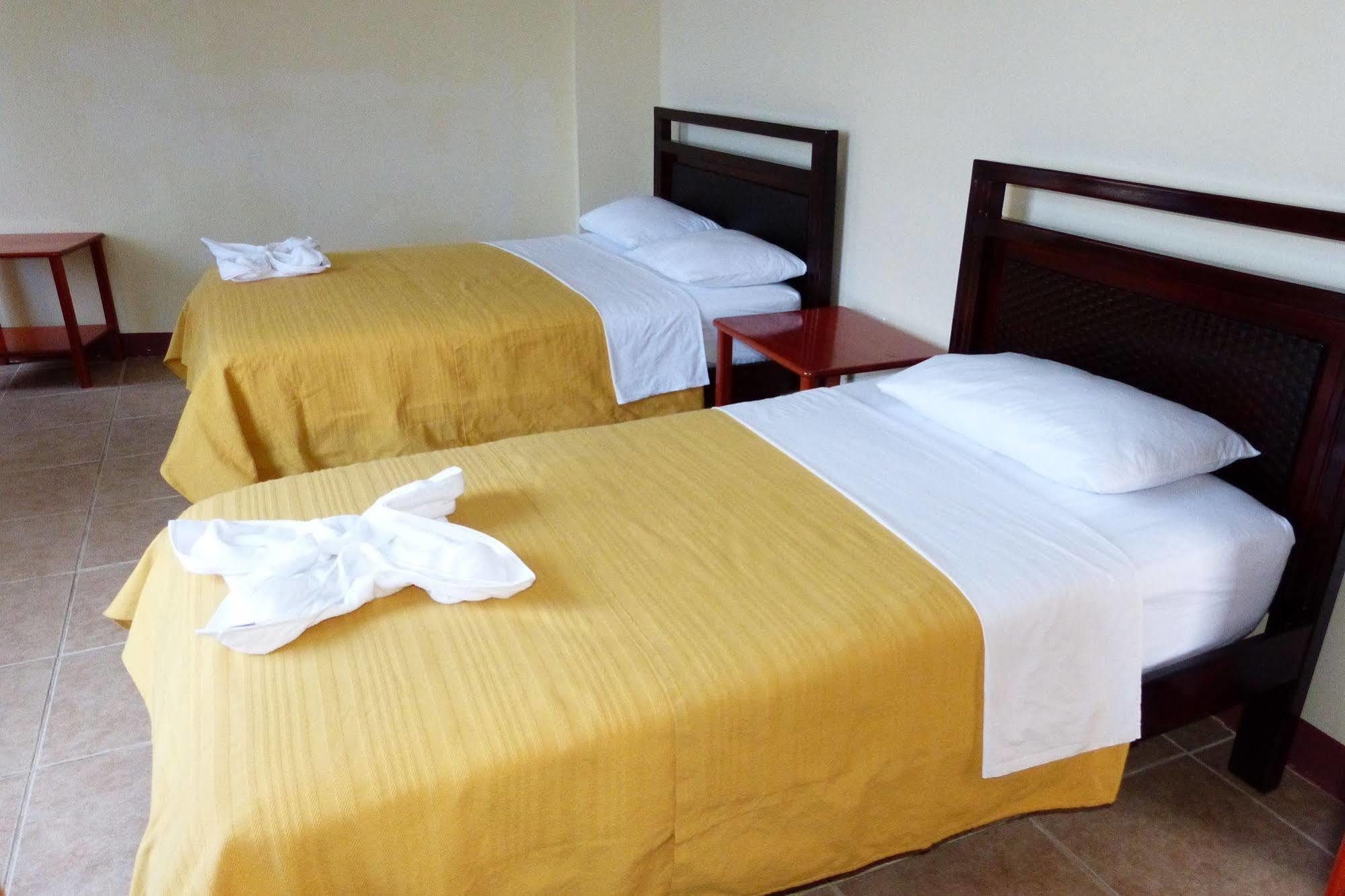 Gloria - Galapagos Inn Puerto Ayora  Zewnętrze zdjęcie