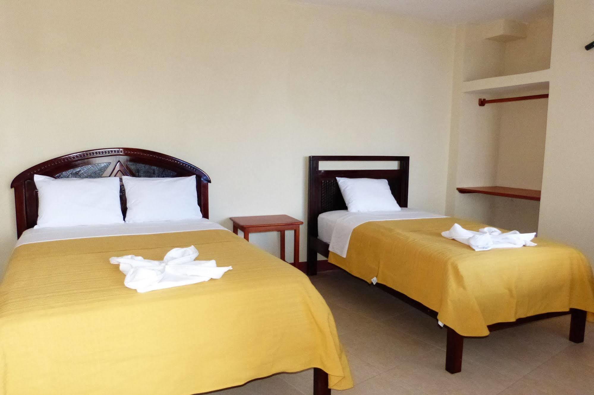 Gloria - Galapagos Inn Puerto Ayora  Zewnętrze zdjęcie