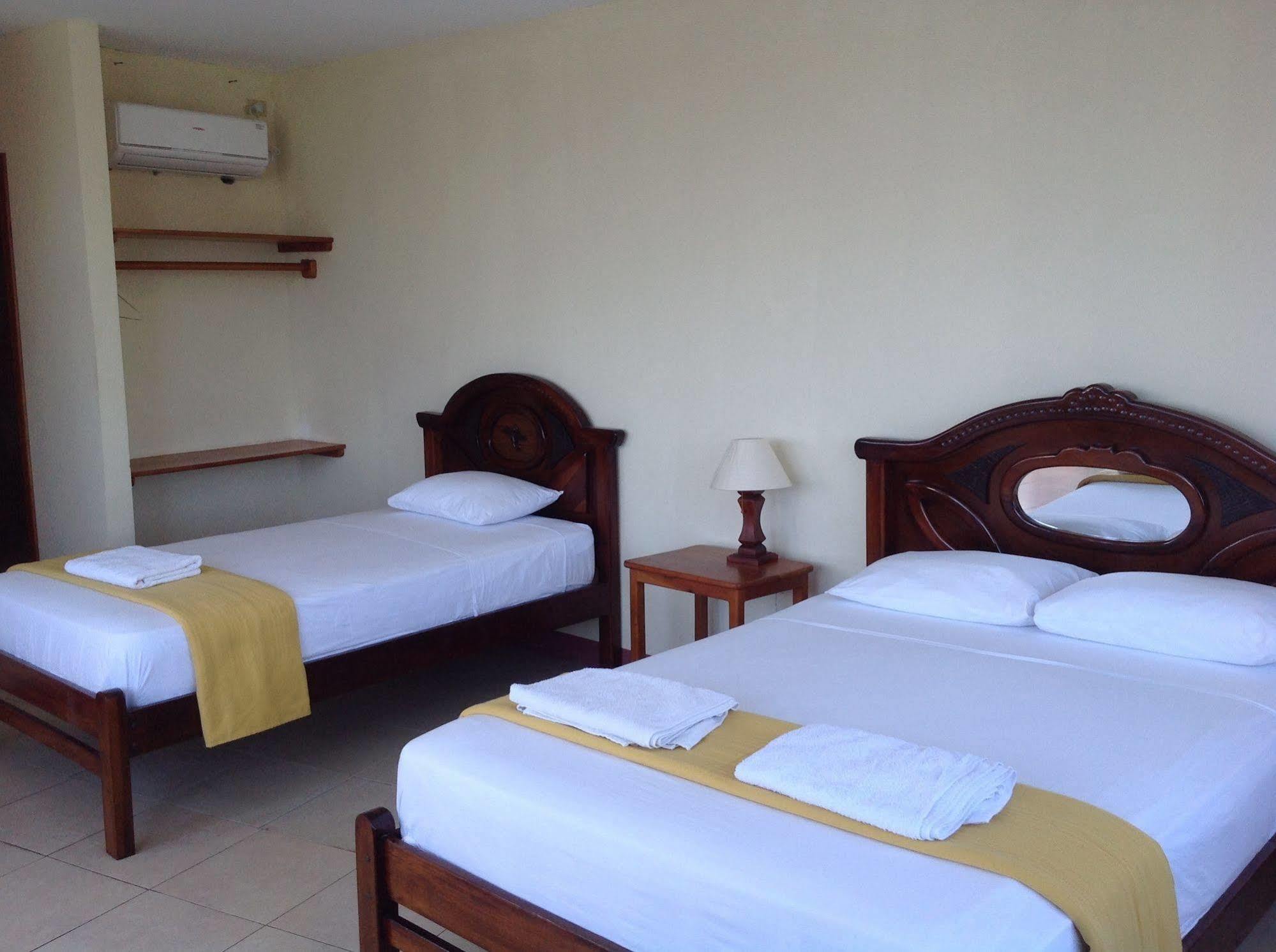 Gloria - Galapagos Inn Puerto Ayora  Zewnętrze zdjęcie