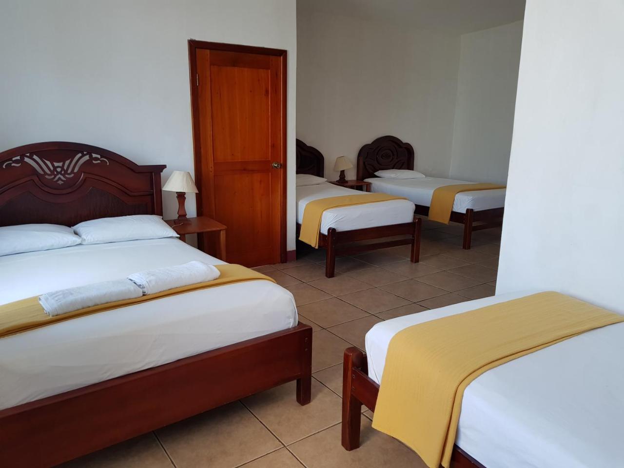 Gloria - Galapagos Inn Puerto Ayora  Zewnętrze zdjęcie